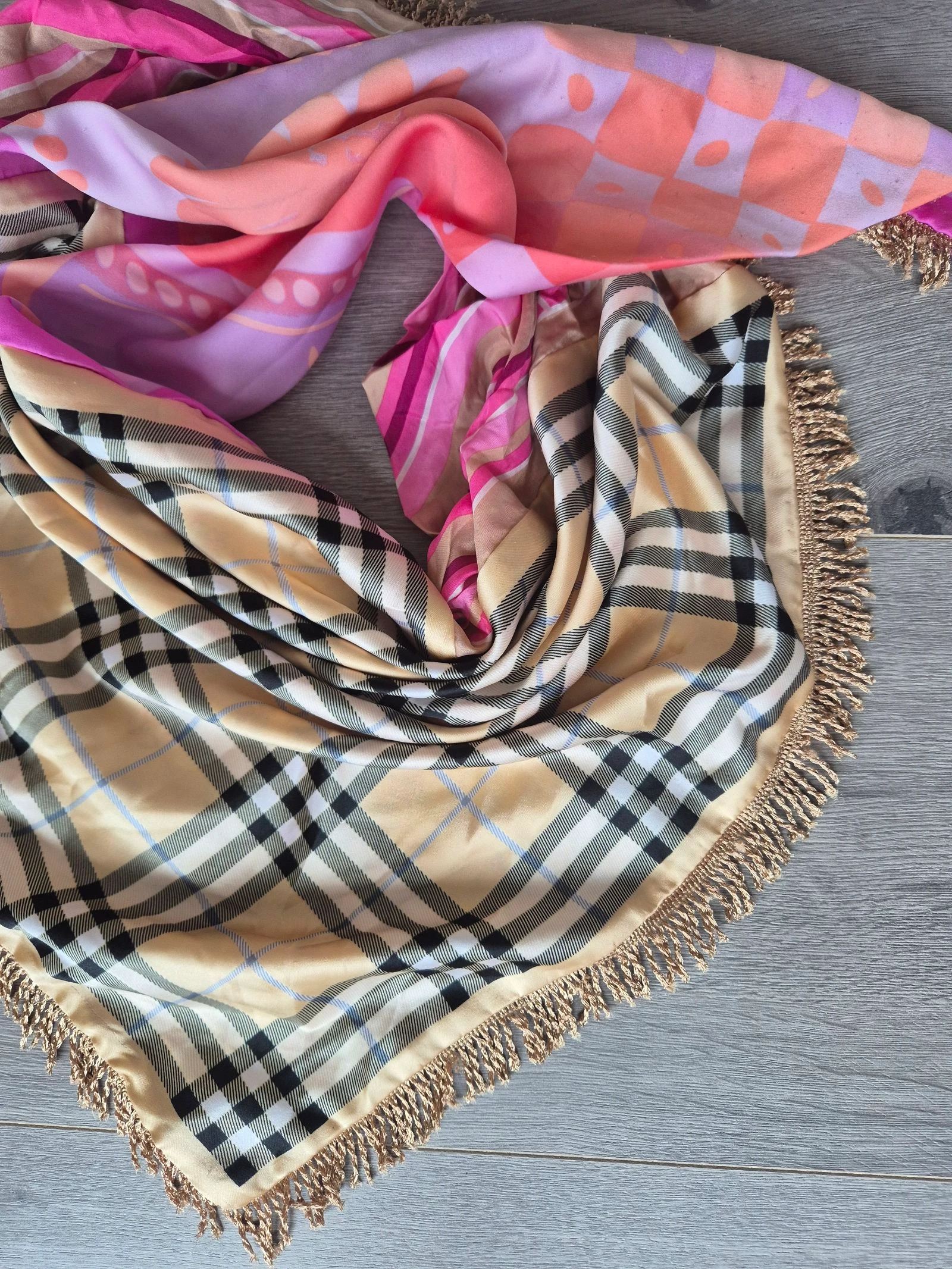 Grand foulard triangulaire avec imprimé losange et fleurs + franges – photo 3